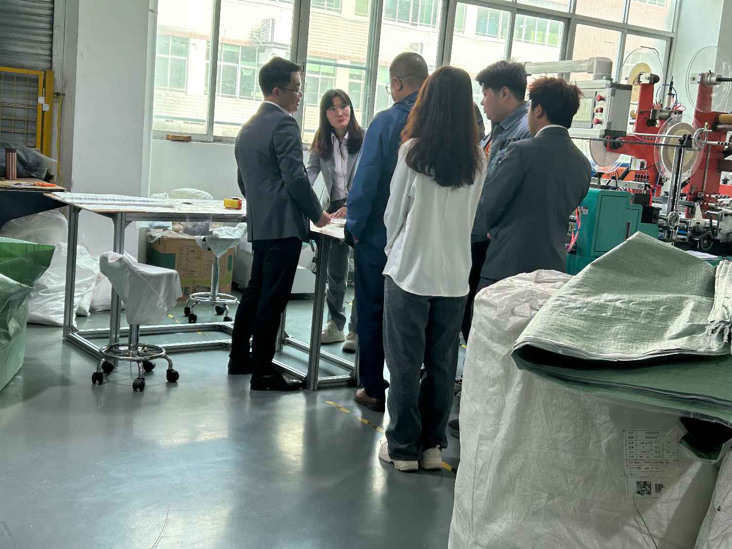國際合作伙伴深度考察，共謀發(fā)展 —— 外國客戶訪問久信達科技生產(chǎn)車間(圖3)