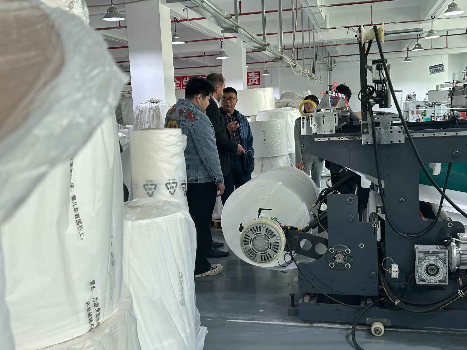 國際合作伙伴深度考察，共謀發(fā)展 —— 外國客戶訪問久信達科技生產(chǎn)車間(圖4)
